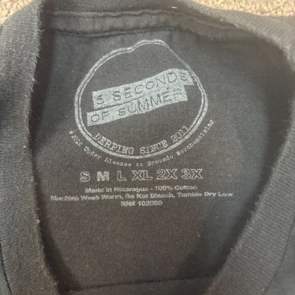 5 Seconds Of Summer Shirt Medium Cotton Crewneck Graphic Print Boy Band Tee 2016 - Picture 7 of 7